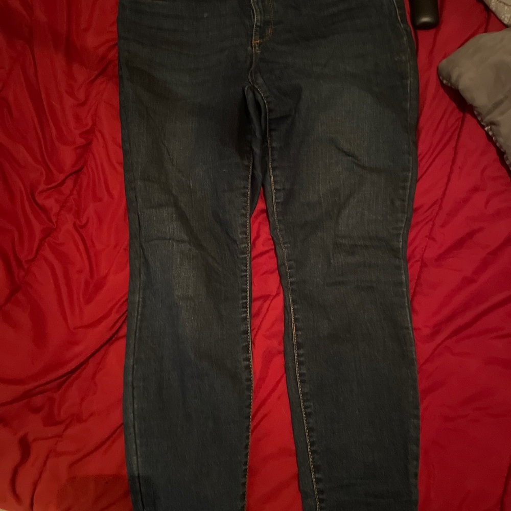 Universal thread barely worn dark blue denim skinny jeans.